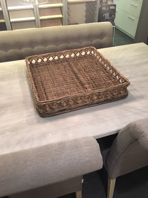 Romantic Dienblad 60 CM -Voor in de tuin. -Op de salon tafel. -0nder de salon tafel. Is een leuke sfeer maker ! Met allerlei decoratie! afmeting:62x62xH13 cm