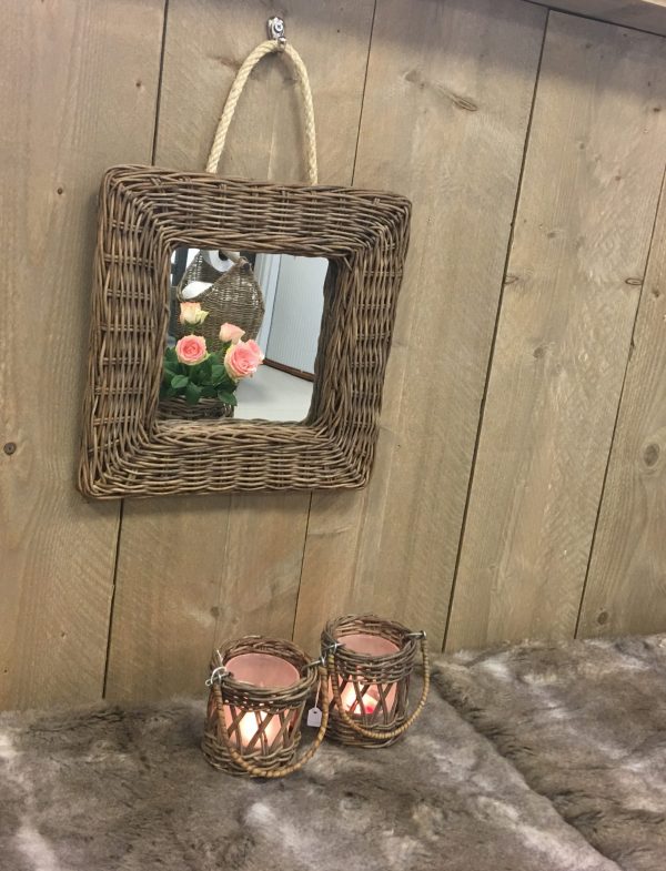 Rieten Spiegel Vierkant Leuk voor in de toilet maar ook leuk als decoratie! Ophangen met touw of met een schroef!