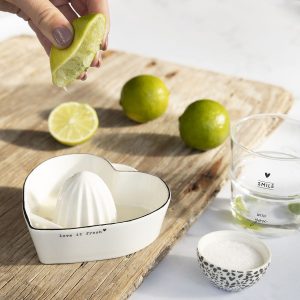 Keramiek citruspers in de vorm van een hart, met handvat om handig mee uit te schenken, en tevens voorzien van een vast zeefje.