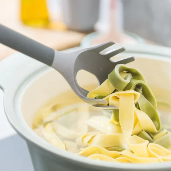 Een klassieke spaghetti bolognese, een romige tagliatelle met spinazie of een heerlijke linguine met scampi's, het begint allemaal met het juiste gereedschap om je pasta te bereiden. Met de Leo pastalepel meet je eerst de juiste portie pasta af en schep je gemakkelijk de gekookte noedels uit de pot zonder de delicate antiaanbaklaag van je pan te beschadigen. Afmeting: 31.00 cm x 7.00 cm x 4.50 cm