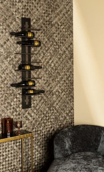 Brendan Brown stalen wand wijnrek met 5 lagen. Handgemaakt metalen wijnrek in bruine industriële stijl, ruimtebesparend en ideaal voor keuken of eetkamer.